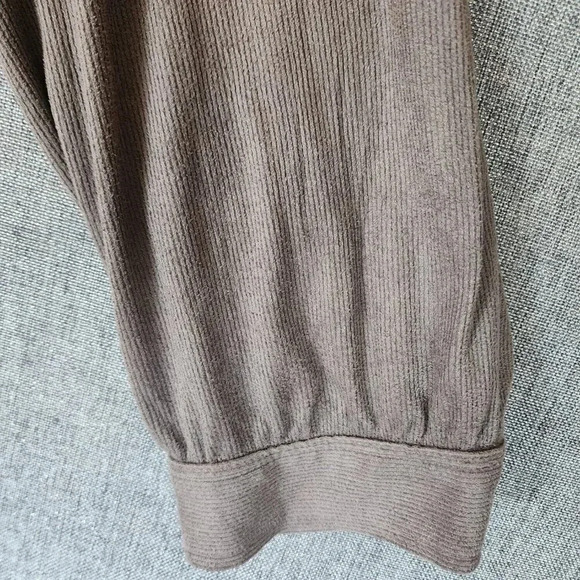 New $64.95 Chico's Top Blouse Size 3 Gray Long Sleeve V-Neck Pullover - Picture 16 of 16